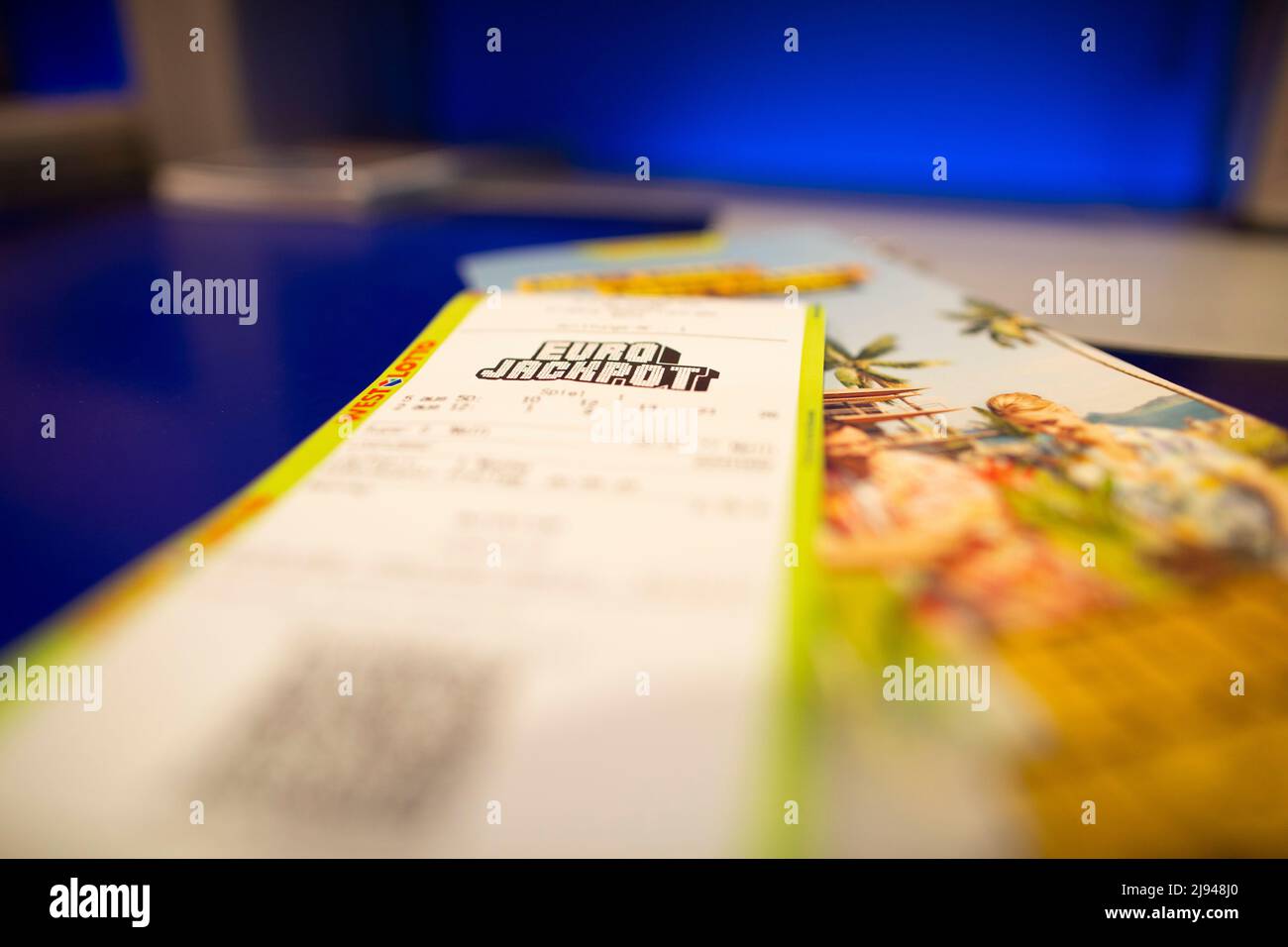 Köln, Deutschland. 20.. Mai 2022. Ein gedrucktes Eurojackpot-Ticket ist in einer Lotterie-Verkaufsstelle ausgestellt. Eurojackpot-Rekord möglich - erstmals über 100 Millionen Euro. In Deutschland liegt der bisherige Rekord bei 90 Millionen Euro. Aufgrund der neuen Obergrenze im Eurojackpot von 120 Millionen Euro können Lotteriespieler höhere Gewinnbeträge sammeln. Am Freitag stehen 106 Millionen Euro auf dem Spiel. Kredit: Thomas Bandeyer/dpa/Alamy Live Nachrichten Stockfoto