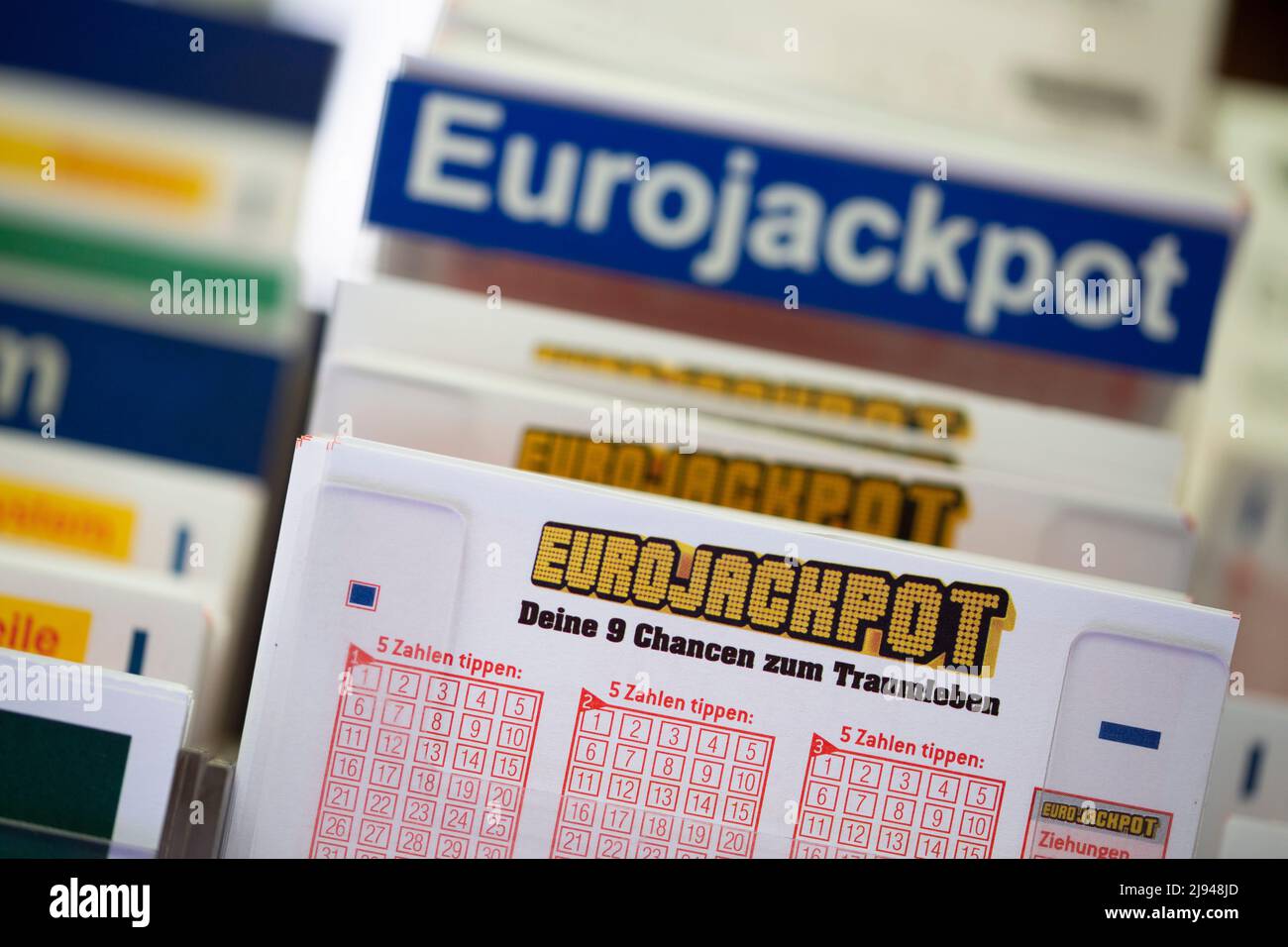 Köln, Deutschland. 20.. Mai 2022. In einem Lottogeschäft liegen Lottoscheine mit der Aufschrift „Euro Jackpot“. Eurojackpot-Rekord möglich - erstmals über 100 Millionen Euro. In Deutschland liegt der bisherige Rekord bei 90 Millionen Euro. Aufgrund der neuen Obergrenze im Eurojackpot von 120 Millionen Euro können Lotteriespieler höhere Gewinnbeträge sammeln. Am Freitag stehen 106 Millionen Euro auf dem Spiel. Kredit: Thomas Bandeyer/dpa/Alamy Live Nachrichten Stockfoto
