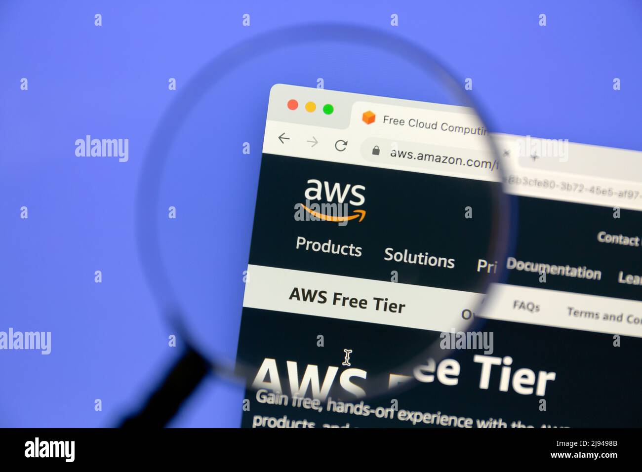 Ostersund, Schweden - 25. Feb 2022: AWS-Website auf einem Computerbildschirm. Amazon Web Services ist eine Tochtergesellschaft von Amazon, die Cloud-Computing auf Abruf bereitstellt Stockfoto