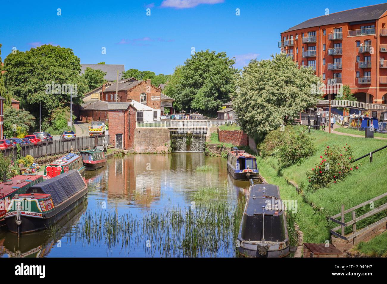 Chester Canal Basin, Shropshire Union Canal - Wasserspiegelung und Schmalboote Stockfoto