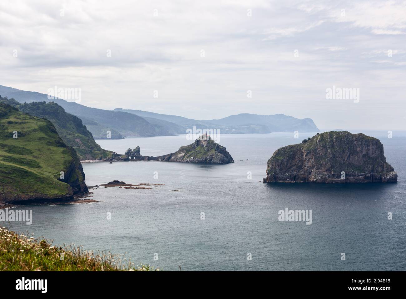 Zwei kleine Inseln Gaztelugatxe und Aketx an der Nordküste des Baskenlandes. Kap Matxitxako, Bermeo, Spanien Stockfoto