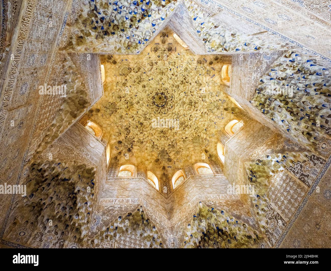 Decke im Abencerrajes-Raum (Sala de Abencerrajes) des Lions-Palastes im Nasriden-Königspalast-Komplex - Alhambra-Komplex - Granada, Spanien Stockfoto
