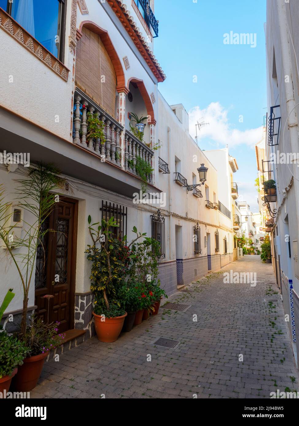 Straße im alten Teil der touristischen Stadt Almunecar an der costa Tropical - Andalusien, Spanien Stockfoto