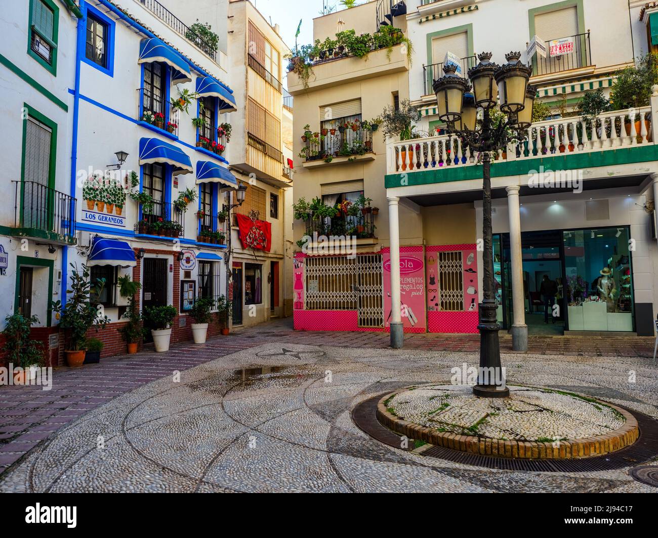 Platz im alten Teil der touristischen Stadt Almunecar an der costa Tropical - Andalusien, Spanien Stockfoto