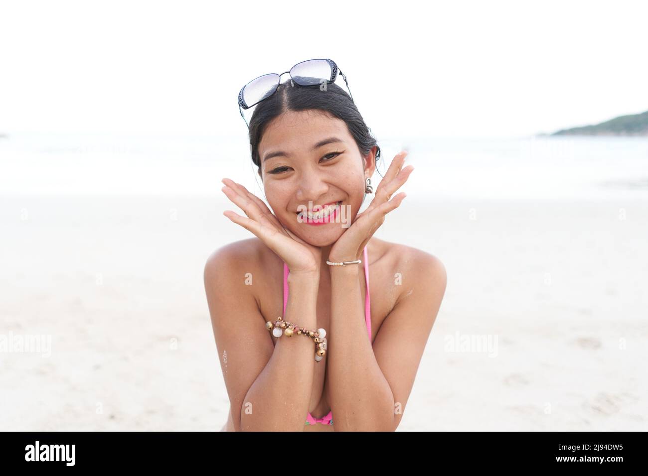 Porträt einer asiatischen Frau, die Emotionen am Meer gestikuliert Stockfoto