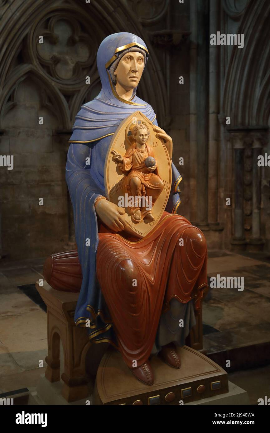 Moderne Skulptur der Jungfrau Maria und des Christkindes von Aidan Hart, Lincoln Cathedral, Lincoln, UK Stockfoto