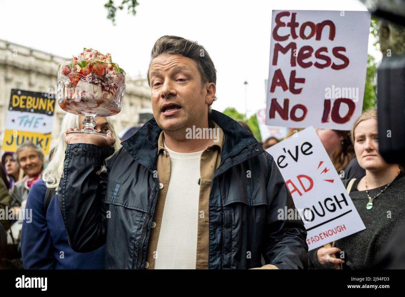 London, Großbritannien. 20 Mai 2022. Fernsehkoch Jamie Oliver vor der Downing Street bei einem Protest in Eton Mess. Um die Gesundheit von Kindern zu schützen, wollen die Demonstranten, dass die Regierung ihre Entscheidung, ein Jahr lang ein Verbot von „Buy-one-get-one-free“-Geschäften für ungesunde Lebensmittel und ein Verbot von TV-Junk-Food-Anzeigen vor einer Wendeschneidbildung im Jahr 9pm zu verschieben, rückgängig macht. Die Regierung sagt, dass die Verschiebung eine Überprüfung der Auswirkungen auf die Haushalte angesichts der Lebenshaltungskrise ermöglichen wird. Eton Mess ist ein Dessert, das darauf verweist, wo Boris Johnson, Premierminister, zur Schule ging. Kredit: Stephen Chung / Alamy Live Nachrichten Stockfoto