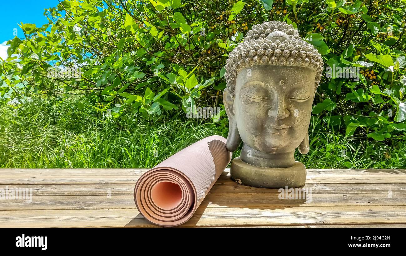 Pink Yoga matt auf einem Holzdeck. Banner zum Sommeryogaurlaub. Stockfoto