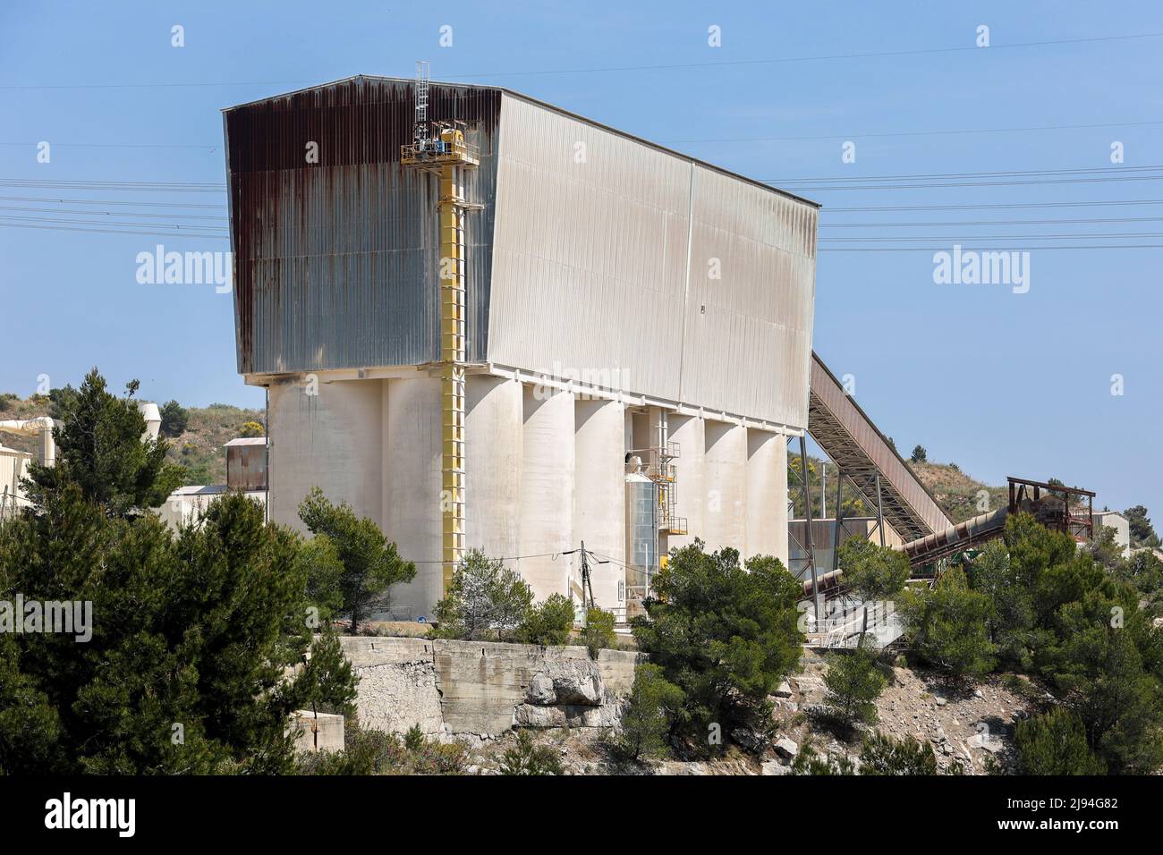 Marseille, Frankreich. 18.. Mai 2022. Gesamtansicht eines Werks der Lafarge Group in Marseille. Das Pariser Berufungsgericht hat die Anklageschrift der Lafarge-Gruppe wegen "Komplizenschaft an Verbrechen gegen die Menschlichkeit" bestätigt. Die Gruppe wird verdächtigt, zwischen 2013 und 2014 mehrere Millionen Euro an terroristische Gruppen in Syrien gezahlt zu haben, um dort die Aktivität einer Zementfabrik aufrechtzuerhalten. Kredit: SOPA Images Limited/Alamy Live Nachrichten Stockfoto