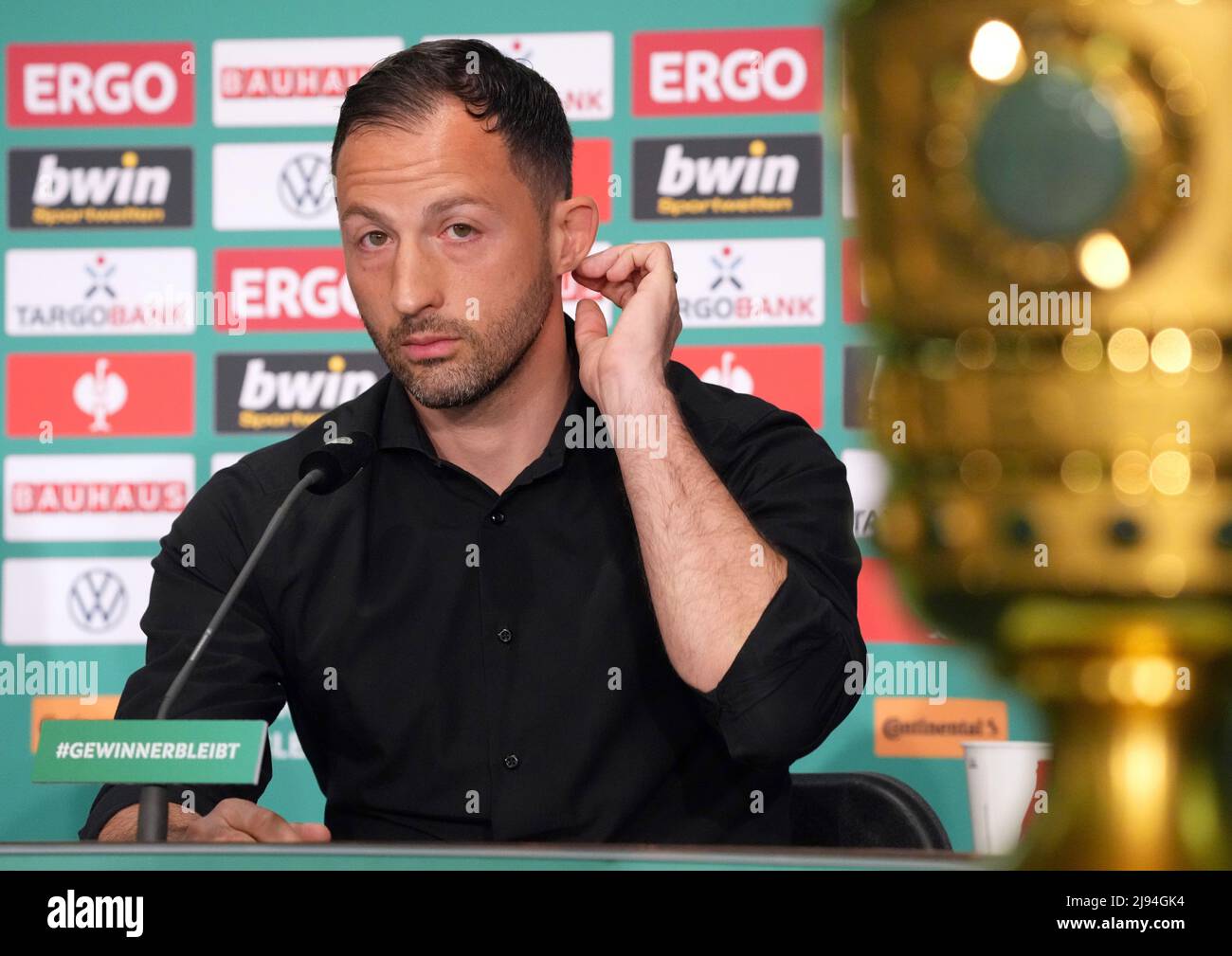 Berlin, Deutschland. 20.. Mai 2022. Fußball: DFB-Pokal, vor dem Finale SC Freiburg - RB Leipzig, Pressekonferenz: Domenico Tedesco, Trainer von RB Leipzig, spricht. Der Fokus liegt auf der Tasse. Quelle: Soeren Stache/dpa/Alamy Live News Stockfoto