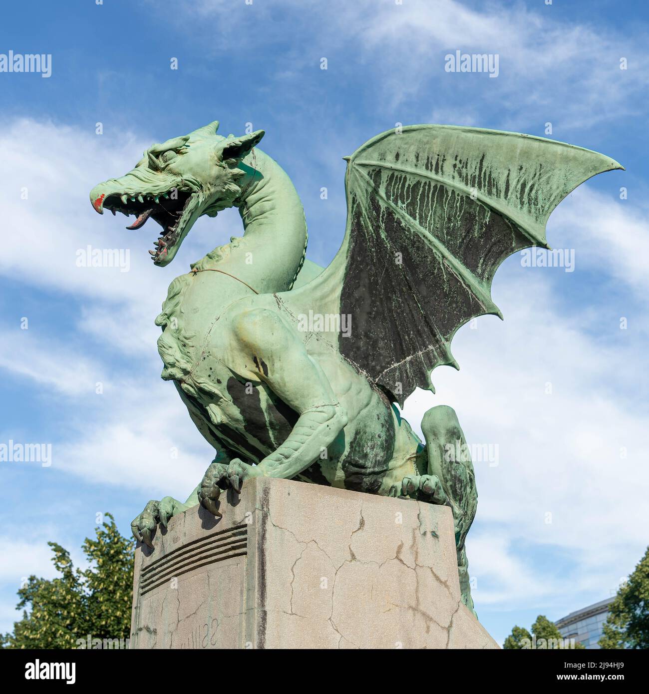 Ljubljana, Slowenien - 07.15.2021: Eine Bronzeskulptur des Drachen mit blauem Himmel, die nach links schaut Stockfoto