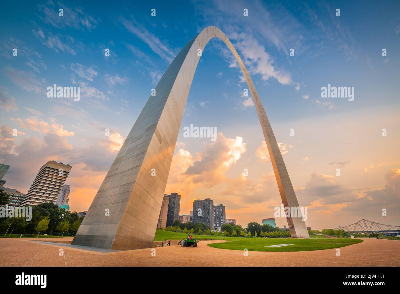Downtown St. Louis, Missouri, USA von unterhalb des Bogens aus gesehen. Stockfoto