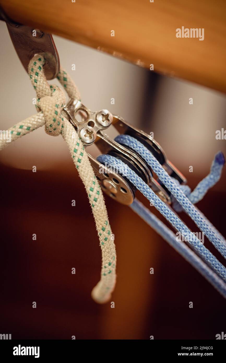 Kleine Seilrolle mit Seilen auf Holzsegelschiff. Stockfoto