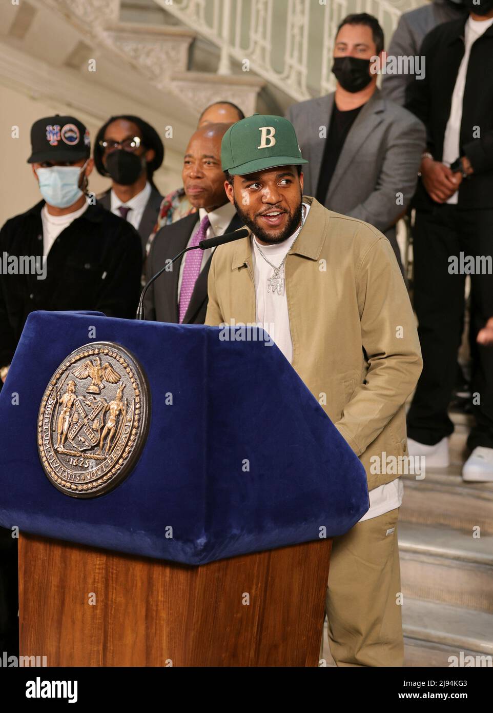 United Nations, New York, USA, 19. Mai 2022 - Bürgermeister Eric Adams zusammen mit C.J. Wallace und Freunde ehren heute im New Yorker Rathaus das lyrische Genie Christopher Notorious B.I.G Wallace zu seinem 50.. Geburtstag. Foto: Luiz Rampelotto/EuropaNewswire FOTOKREDIT ERFORDERLICH. Stockfoto