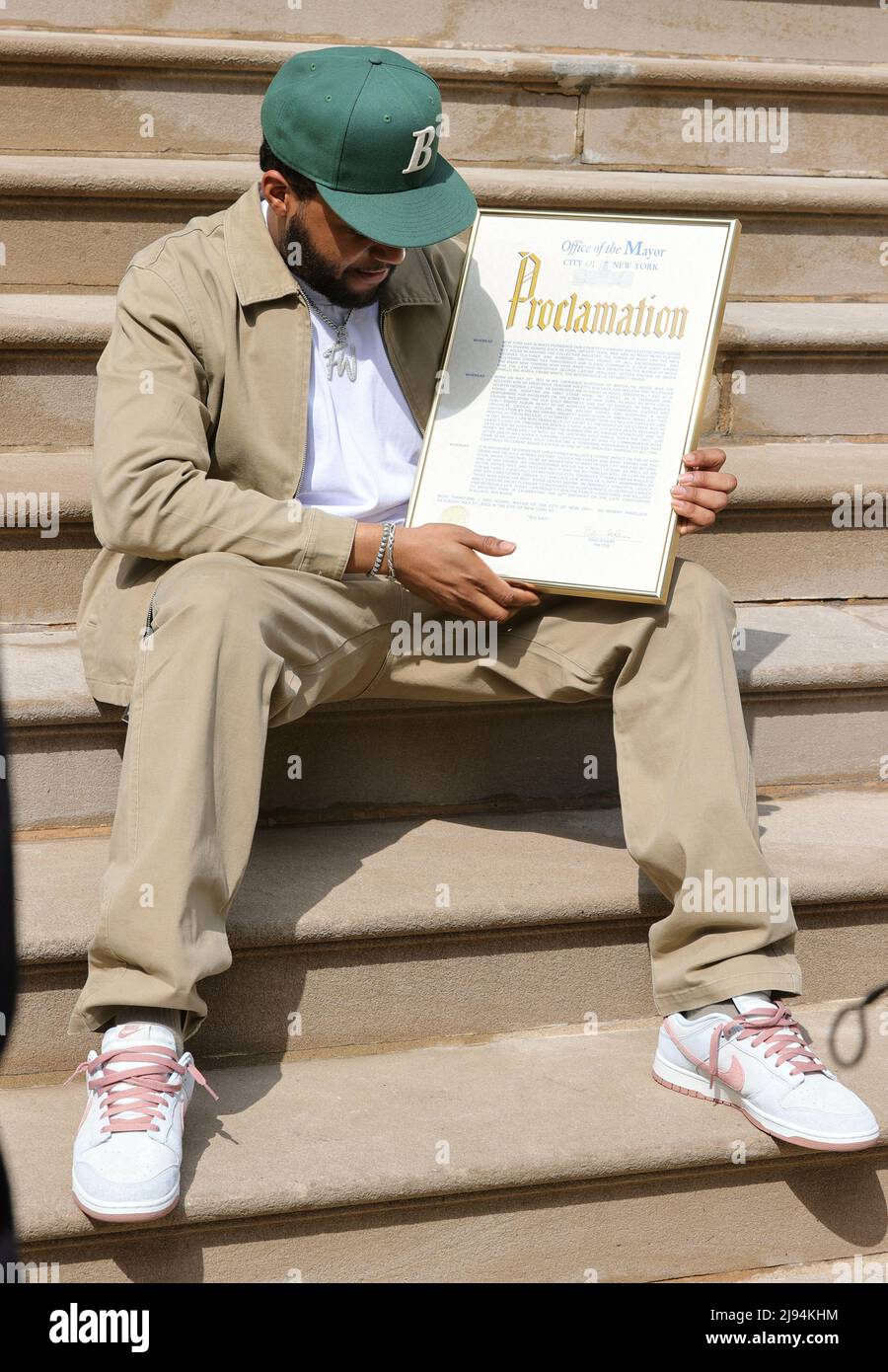 United Nations, New York, USA, 19. Mai 2022 - Bürgermeister Eric Adams zusammen mit C.J. Wallace und Freunde ehren heute im New Yorker Rathaus das lyrische Genie Christopher Notorious B.I.G Wallace zu seinem 50.. Geburtstag. Foto: Luiz Rampelotto/EuropaNewswire FOTOKREDIT ERFORDERLICH. Stockfoto