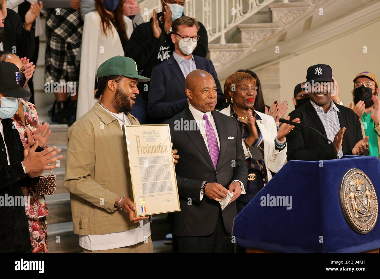 United Nations, New York, USA, 19. Mai 2022 - Bürgermeister Eric Adams zusammen mit C.J. Wallace und Freunde ehren heute im New Yorker Rathaus das lyrische Genie Christopher Notorious B.I.G Wallace zu seinem 50.. Geburtstag. Foto: Luiz Rampelotto/EuropaNewswire FOTOKREDIT ERFORDERLICH. Stockfoto