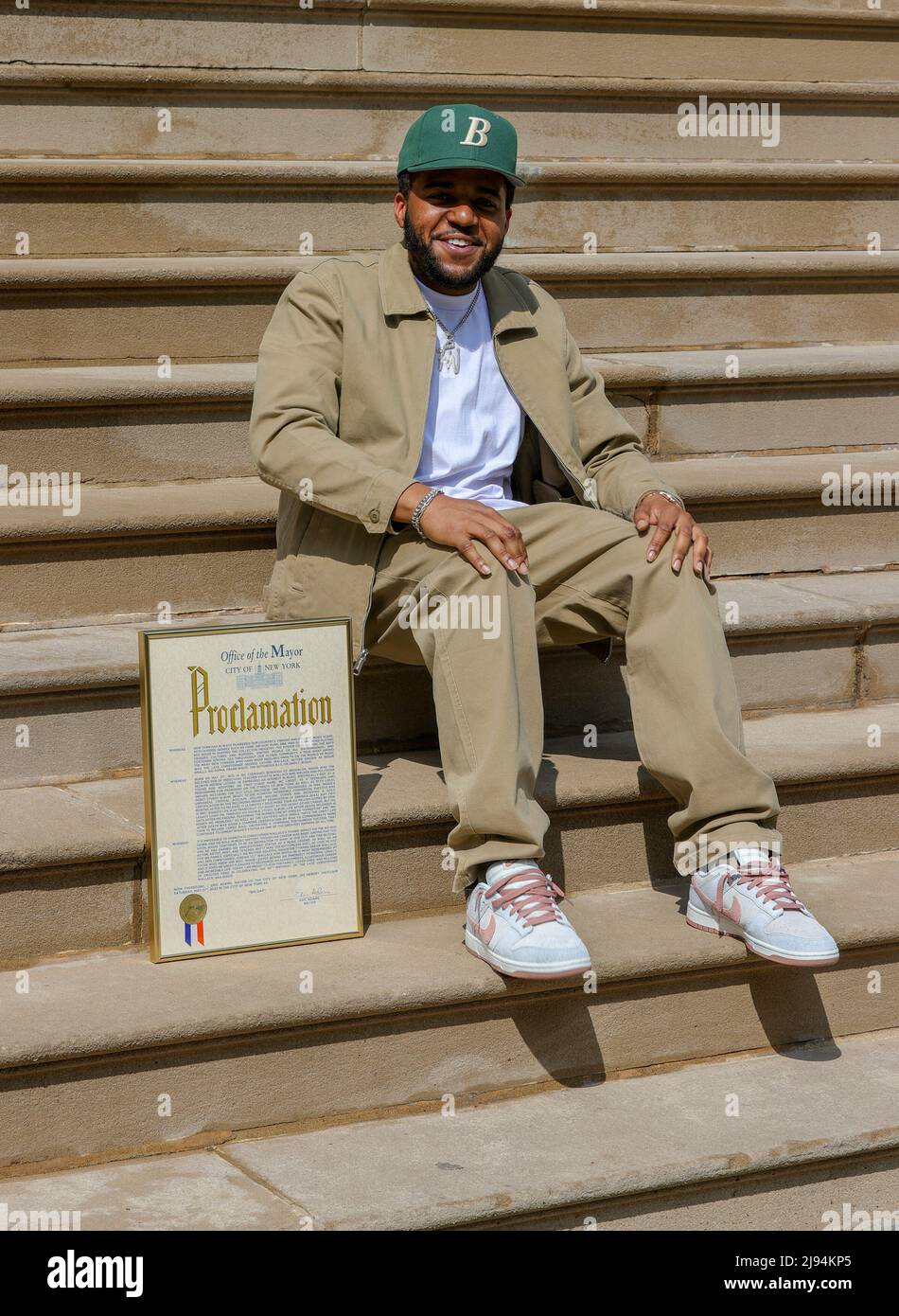 United Nations, New York, USA, 19. Mai 2022 - Bürgermeister Eric Adams zusammen mit C.J. Wallace und Freunde ehren heute im New Yorker Rathaus das lyrische Genie Christopher Notorious B.I.G Wallace zu seinem 50.. Geburtstag. Foto: Luiz Rampelotto/EuropaNewswire FOTOKREDIT ERFORDERLICH. Stockfoto