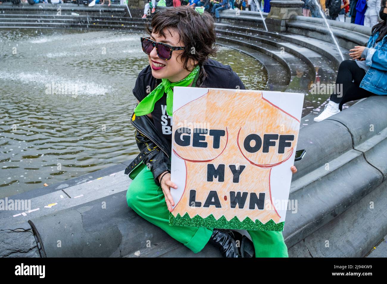 New York, New York, USA. 19.. Mai 2022. NYC High School Studenten gehen aus der Schule und treffen sich im Washington Square Park, um zu protestieren und den Obersten Gerichtshof davon abzuhalten, Roe gegen Wade zu stürzen. Hunderte protestierten gegen die OFFENSICHTLICHE Entscheidung DES SCOTUS, die Abtreibungsrechte zu dezimieren. Sie machten deutlich, dass sie die Uhr auf das Recht der Frauen, sich zu entscheiden, zurückdrehen wollten. (Bild: © Milo Hess/ZUMA Press Wire) Stockfoto