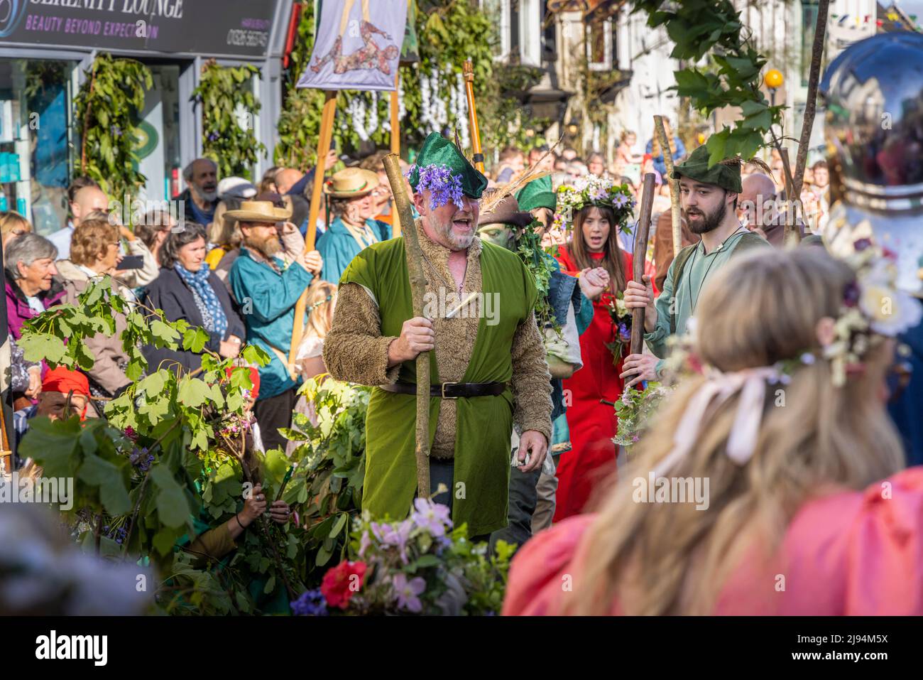 Der Flora Day Hal-an-Tow-Tanz im Gange in Helston, Cornwall. Das Maifest ist eine Feier des Vergehens des Winters und der Ankunft des Frühlings. Re Stockfoto