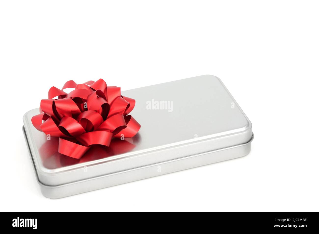 Silbergraue Geschenkbox aus gebürstetem Metall auf weißem Hintergrund. Elegantes Schenkungskonzept für Geburtstag, Jubiläum, Valentinstag, Weihnachten, Muttertag. Stockfoto