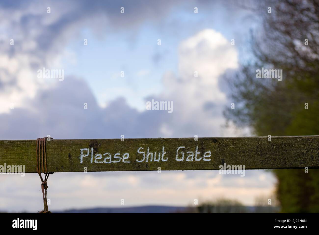Please Shut Gate bemalt auf ein Holztor auf dem Coleridge Way Fußweg zwischen Wheddon Cross und Lype Hill in den Brendon Hills, Exmoor National Park, Somerset, England. Stockfoto