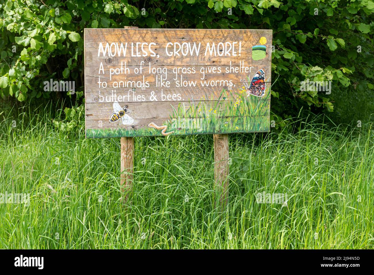 Weniger mähen, mehr wachsen Zeichen - langes Gras bietet Schutz für Tiere Tierwelt, Oxfordshire, England, Großbritannien Stockfoto