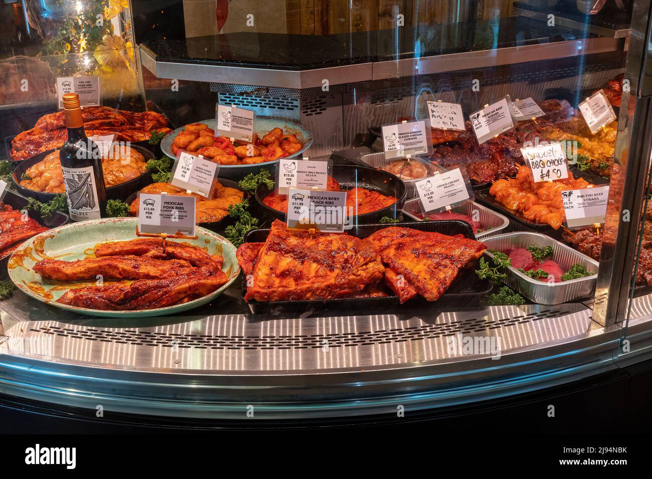 Ausstellung von Grillfleisch auf der Metzgerei im Farm Shop im Millets Farm Center, Oxfordshire, England, Großbritannien Stockfoto