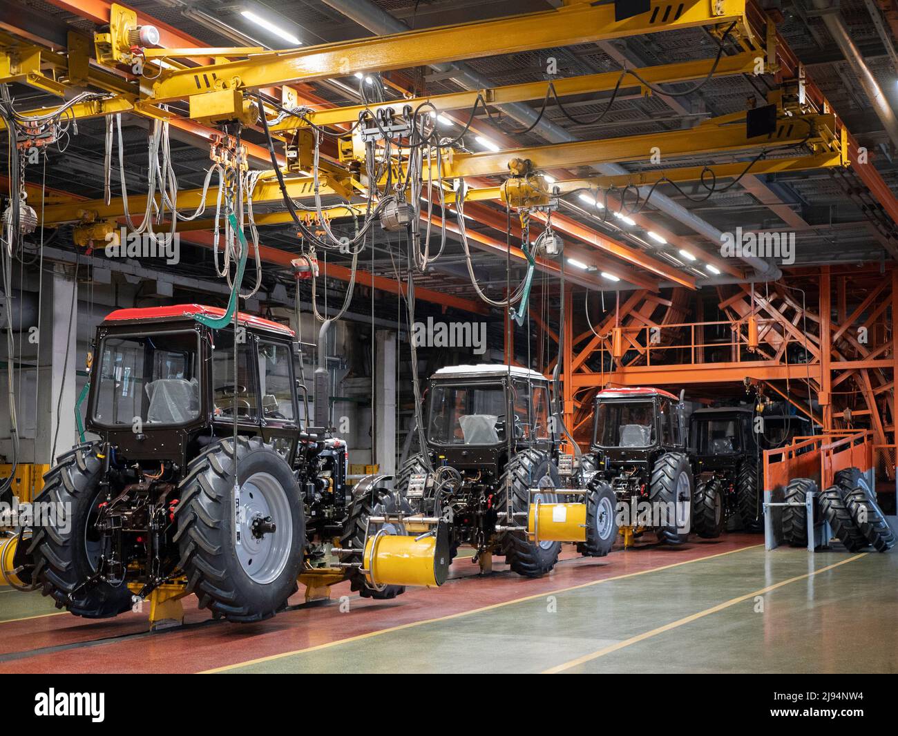 Minsk, Weißrussland - 30. Mai 2021: Montagehalle in der Traktorenfabrik. Traktorenwerk. Landwirtschaftliche Maschinen Stockfoto