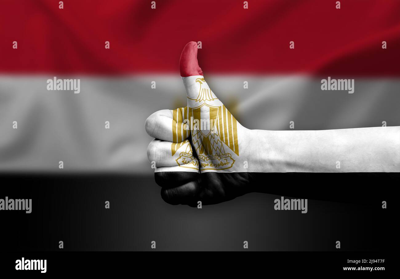 Hand machen Daumen nach oben gemalt mit Flagge von ägypten Stockfoto