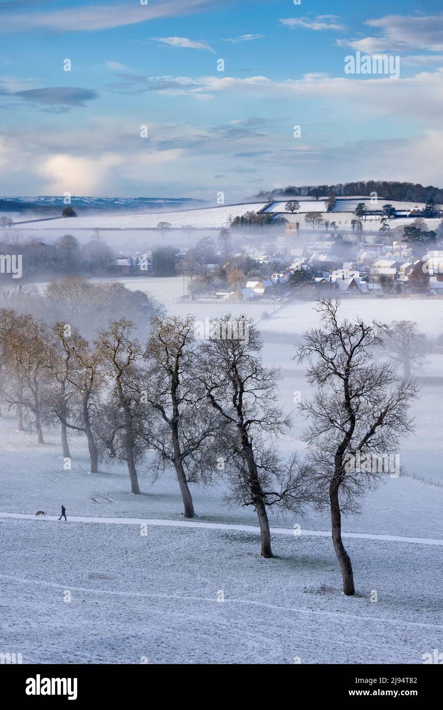 Milborne Port im Schnee und Nebel, Somerset, England, Großbritannien Stockfoto