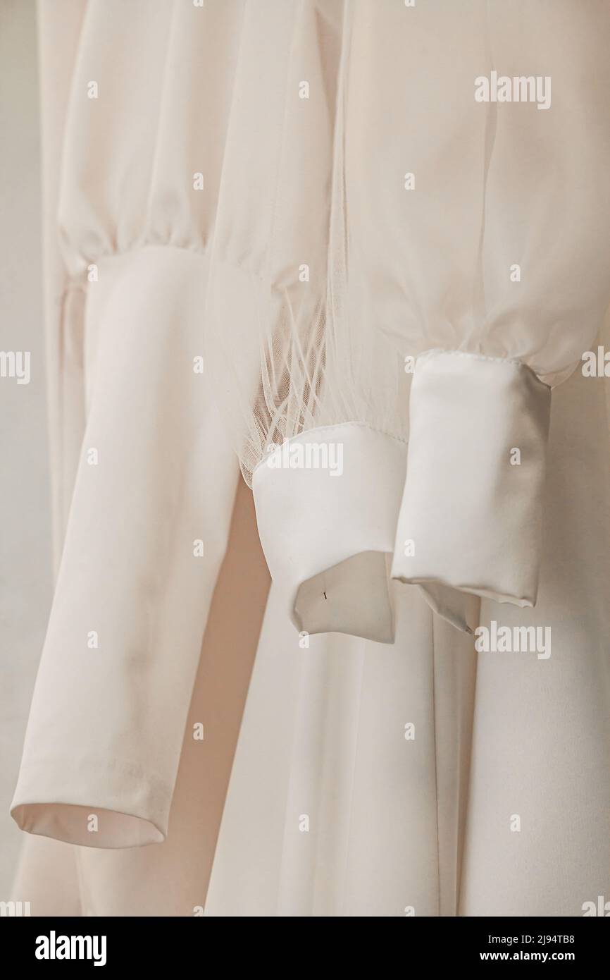 Ärmel aus weißem Chiffon, halbgenäht, mit Nadeln, Nahaufnahme Stockfoto
