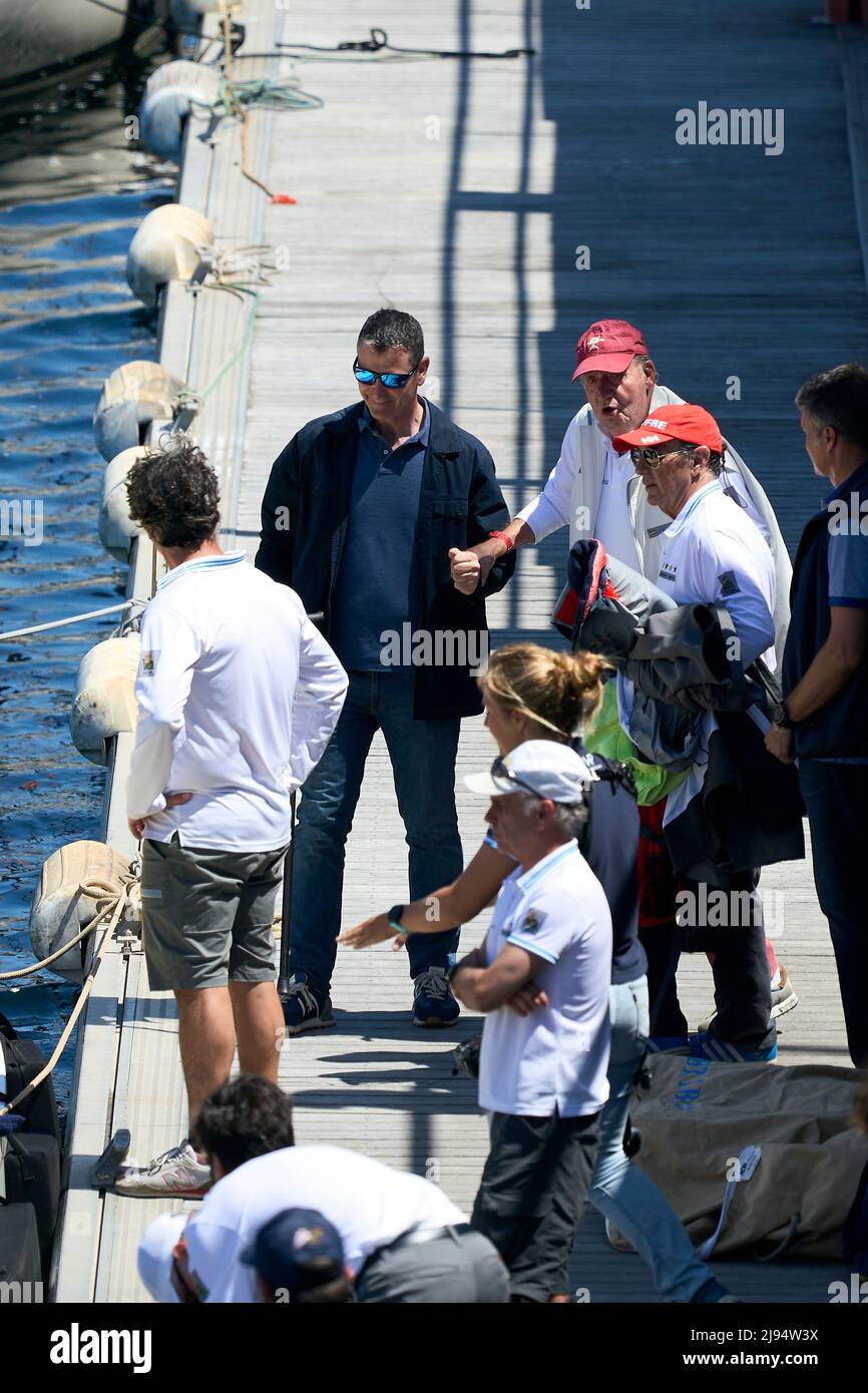 Sansenxo. Spanien. 20220520, König Juan Carlos von Spanien nimmt an der dritten Serie des spanischen 6 Meter Cup Day 1 im Sanxenxo Royal Yacht Club am 20. Mai 2022 in Sansenxo, Spanien Teil nach fast zwei Jahren Exil in den Vereinigten Arabischen Emiraten nach einer Reihe von Finanzskandalen, Spaniens ehemaliger König macht seine erste Reise zurück nach Spanien, zu einem kurzen Besuch, der weit verbreitete Kritik ausgelöst hat. Stockfoto