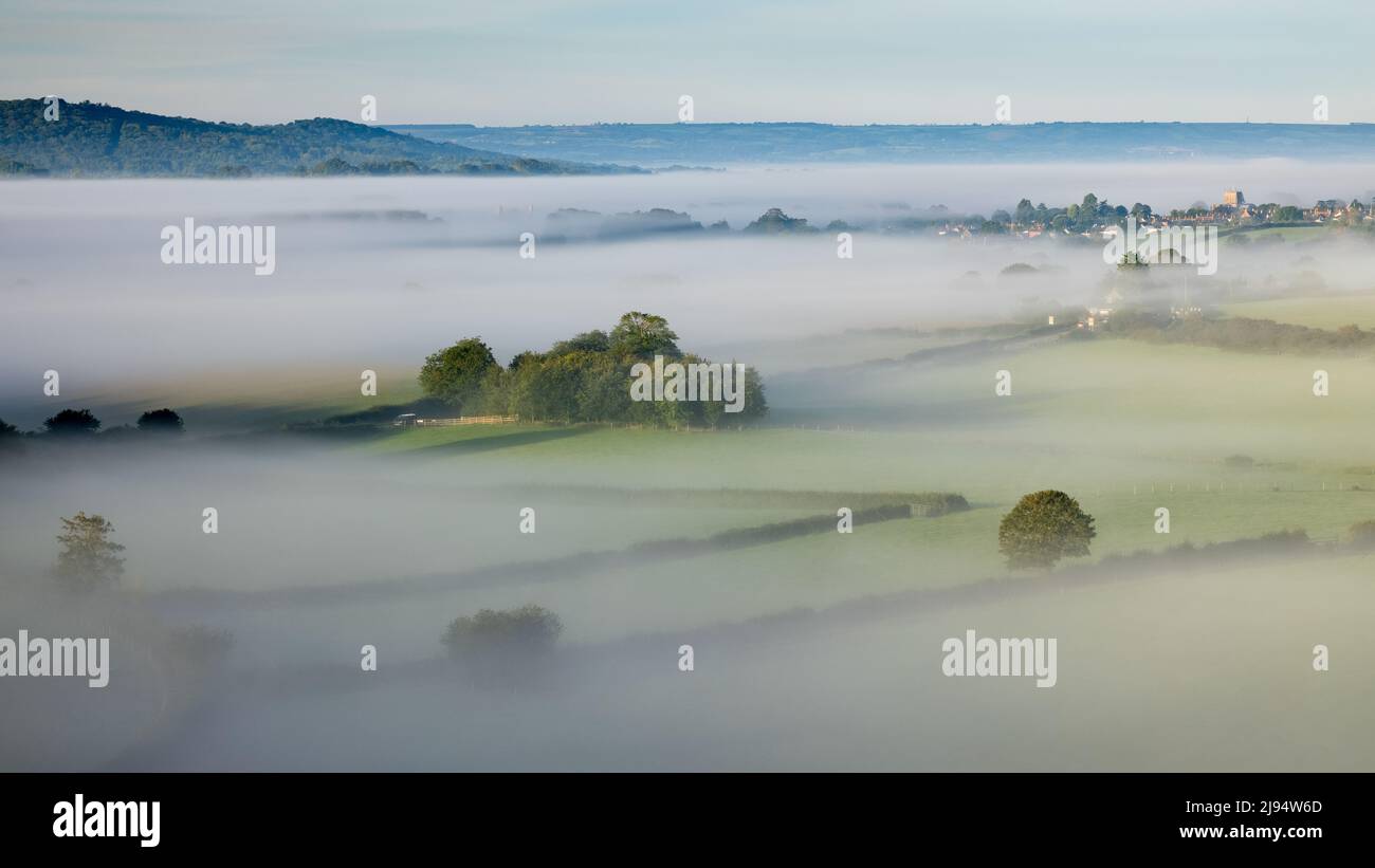 Sherborne Abbey erhebt sich aus einem Meer aus Nebel, Dorset, England, Großbritannien Stockfoto