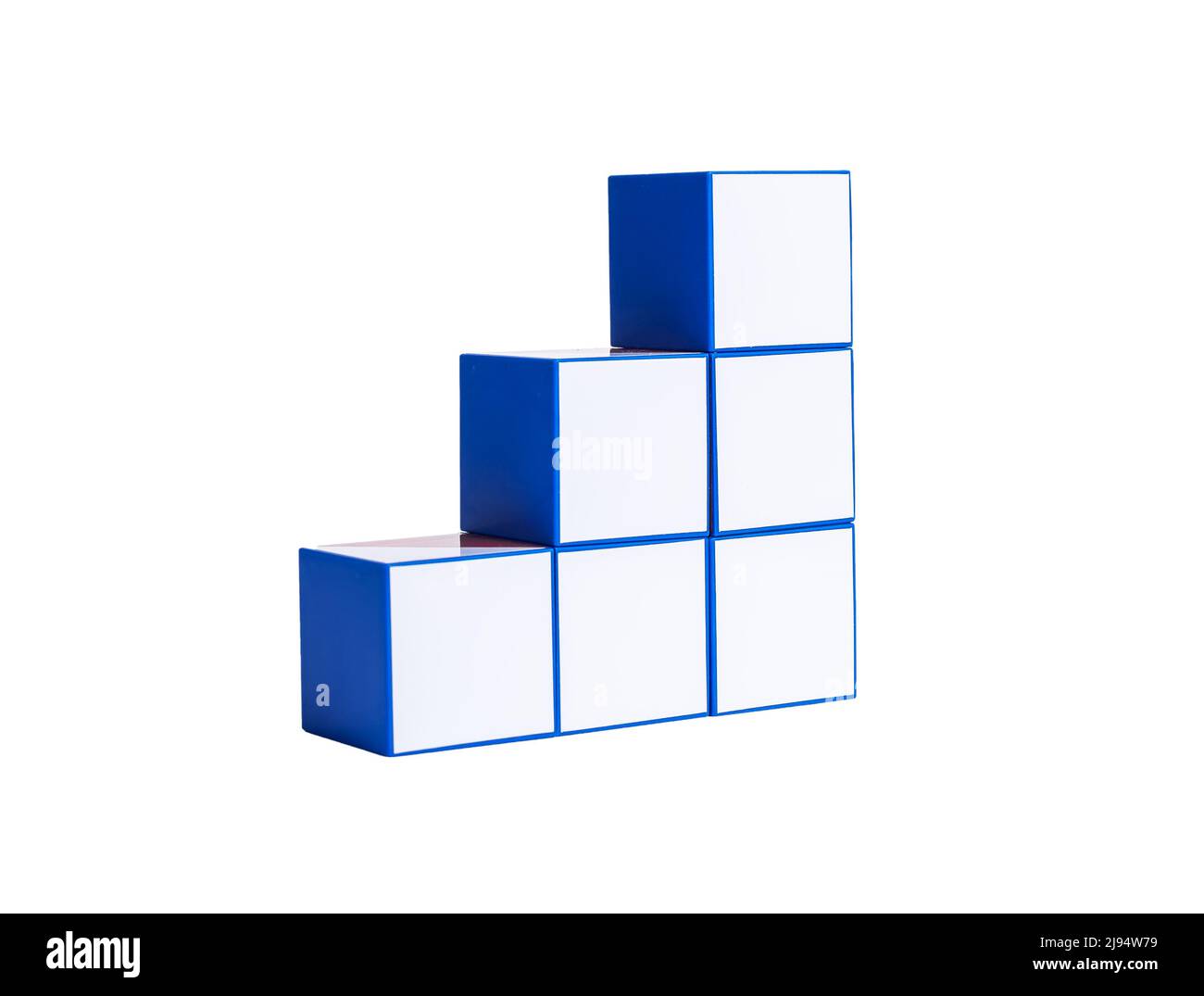 Treppen aus Würfeln isoliert auf weißem Hintergrund. Karriereleiter aus weißen Blöcken. Ziele Erfolgserlebnis und Erfolgskonzept. Hochwertige Fotos Stockfoto