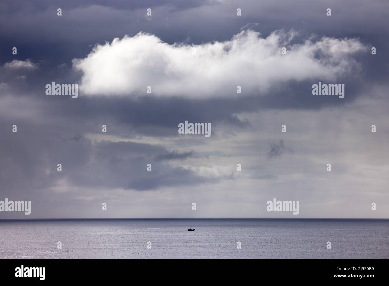 Ein Boot vor der Westküste des Festlandes, Orkney Isles, Schottland, Großbritannien Stockfoto