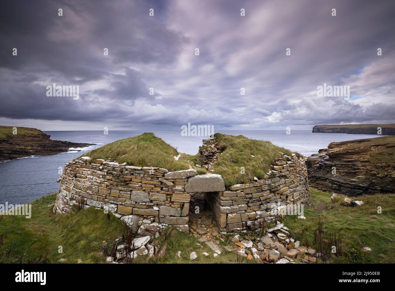 Der Broch of Borwick, ein eisenzeitliches Wohnhaus, Westküste des Festlandes, Orkney Isles Stockfoto