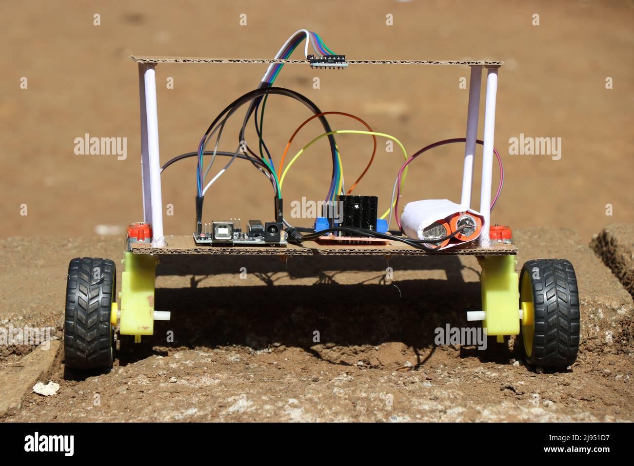 Selbstausgleichender Roboter mit Sensoren, BO-Motor oder Getriebemotor und ein paar Drähten, die auf dem Boden für die Demonstration bereitgehalten werden Stockfoto