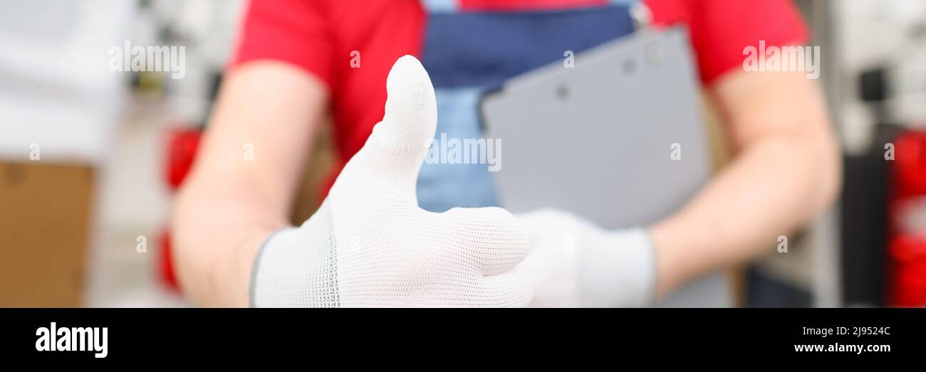 Männlicher Kurier zeigt Hand in Handschuh Geste ok Stockfoto