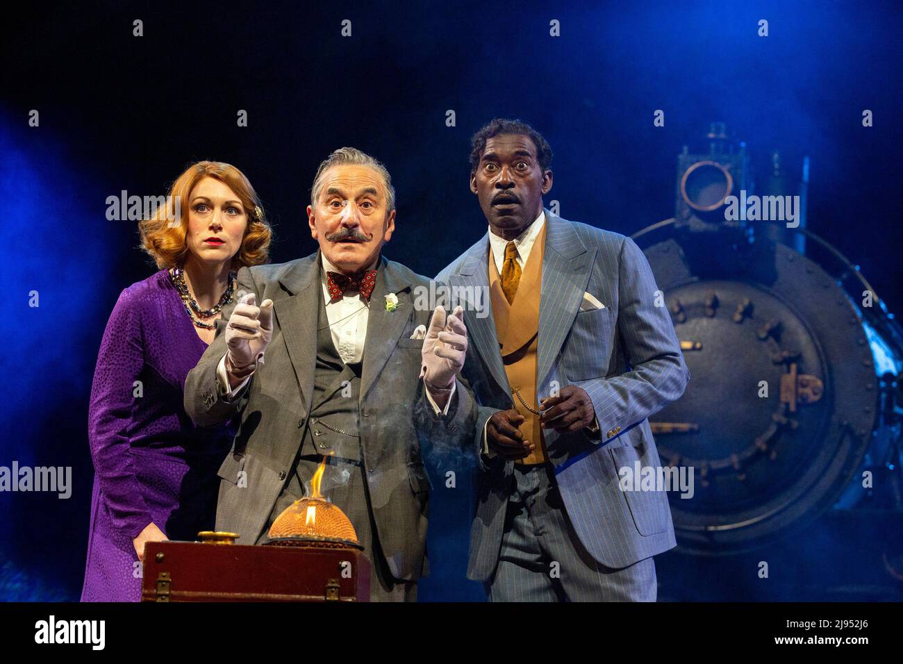 l-r: Laura Rogers (Gräfin Andrenyi), Henry Goodman (Hercule Poirot), Patrick Robinson (Monsieur Bouc) in MURDER ON THE ORIENT EXPRESS von Agatha Christie im Chichester Festival Theatre, West Sussex, England 20/05/2022 für die Bühne adaptiert von Ken Ludwig Design: Robert Jones Beleuchtung: Mark Richardson Regie: Jonathan Church Stockfoto