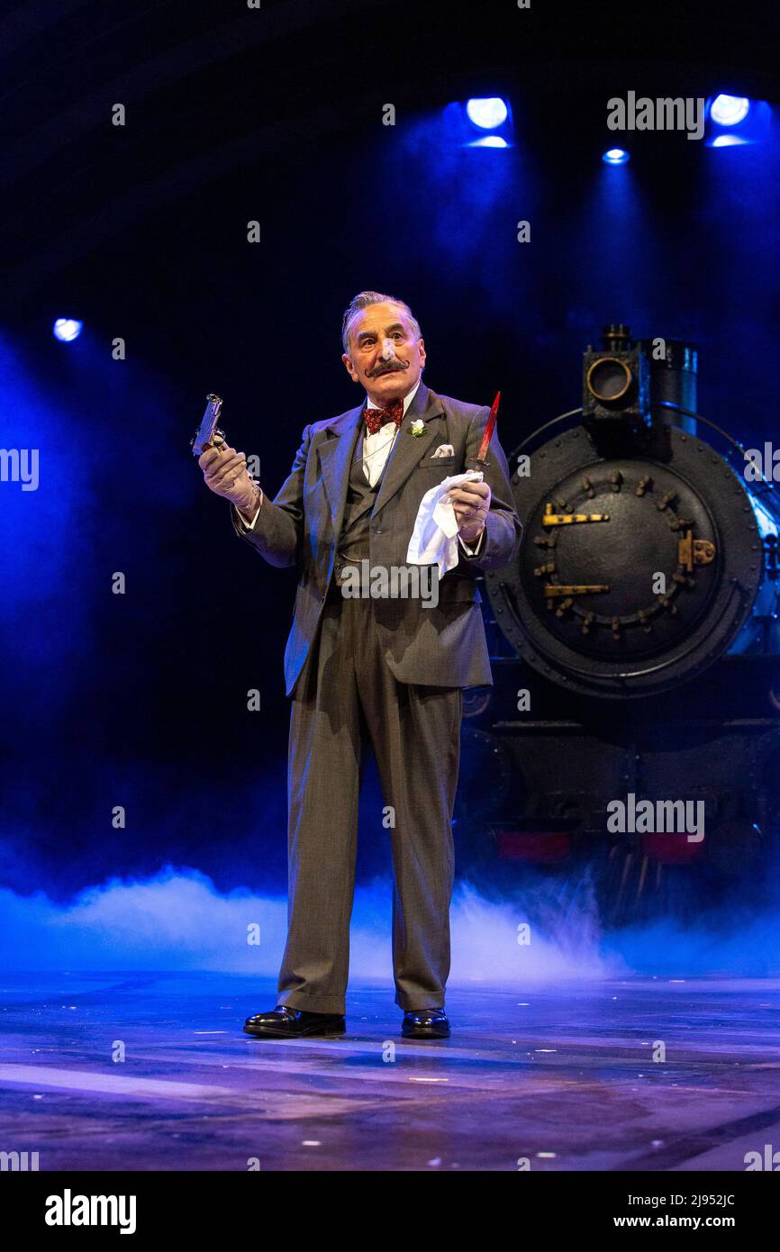 Henry Goodman (Hercule Poirot) in MURDER ON THE ORIENT EXPRESS von Agatha Christie im Chichester Festival Theatre, West Sussex, England 20/05/2022 für die Bühne adaptiert von Ken Ludwig Design: Robert Jones Beleuchtung: Mark Richardson Regie: Jonathan Church Stockfoto