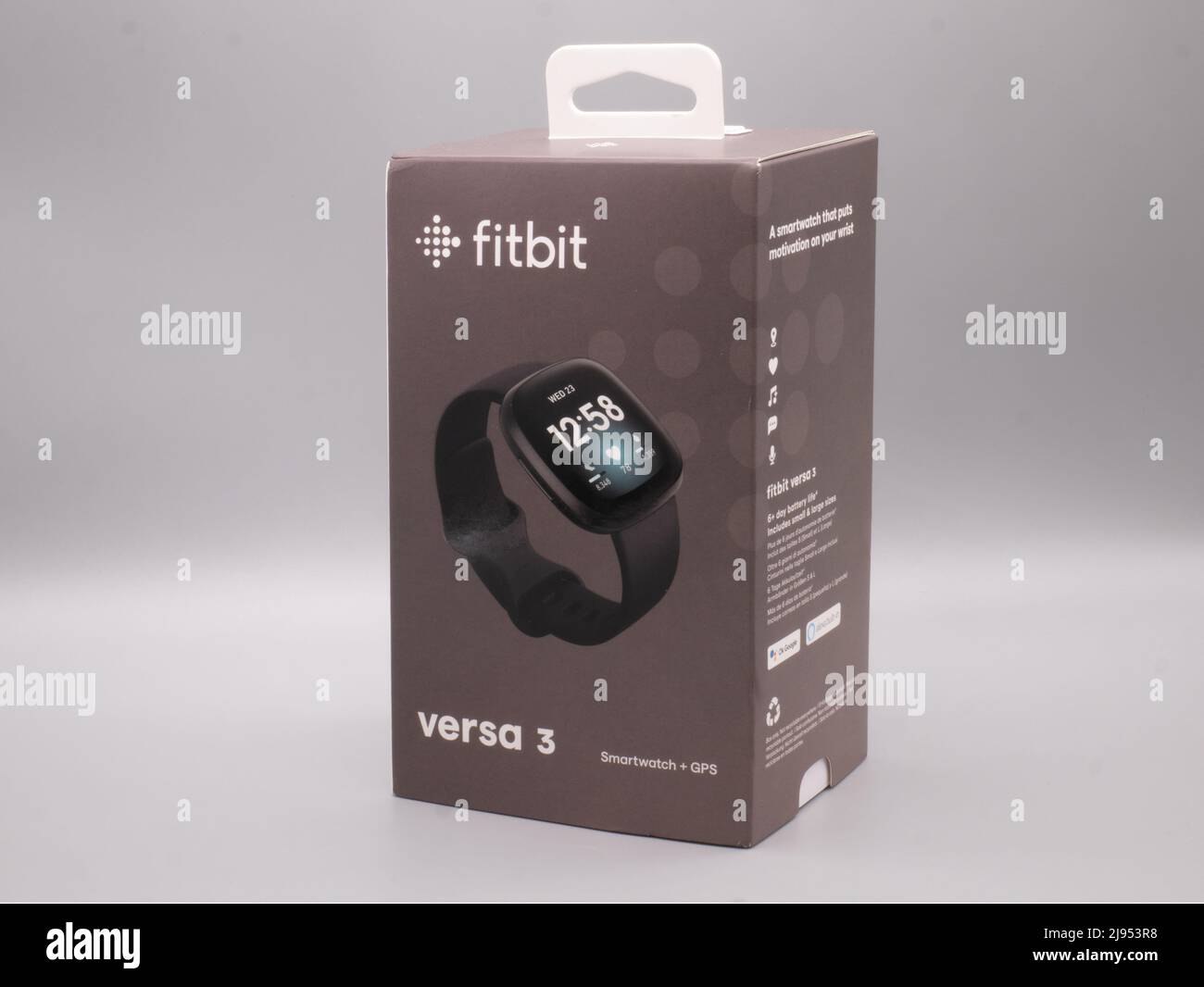 Mai 2022, UK: Fitbit Versa 3 brandneue Box-Einzelhandelsverpackung ungeöffnet Stockfoto