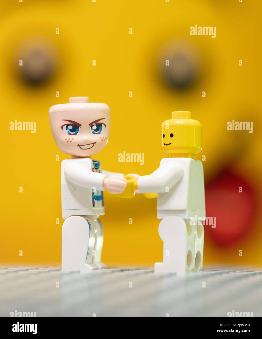 Paderborn, Deutschland. 18.. Mai 2022. Eine Figur des Herstellers Qman (l)  und eine Figur des Herstellers Lego (r) stehen im Laden 'Steingemachtes'.  Das Geschäft verkauft klebrige Steine aus China. In einer Zivilklage