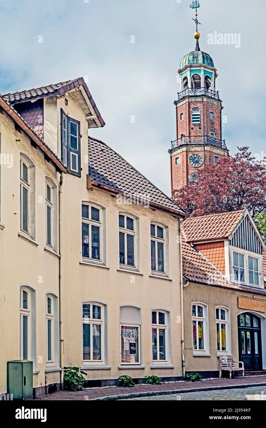 Leer (Ostfriesland, Deutschland): alte gasse mit rathaus; alte Gasse mit Rathaus Stockfoto