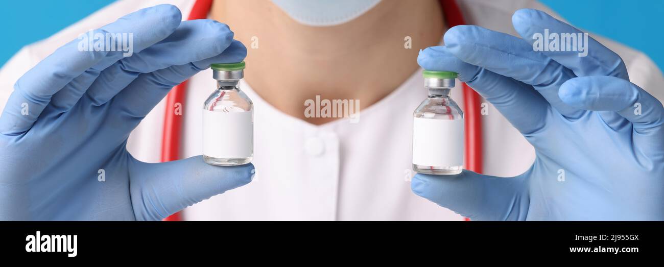 Die Krankenschwester hält Ampullen mit Medikamenten in ihren Händen Stockfoto