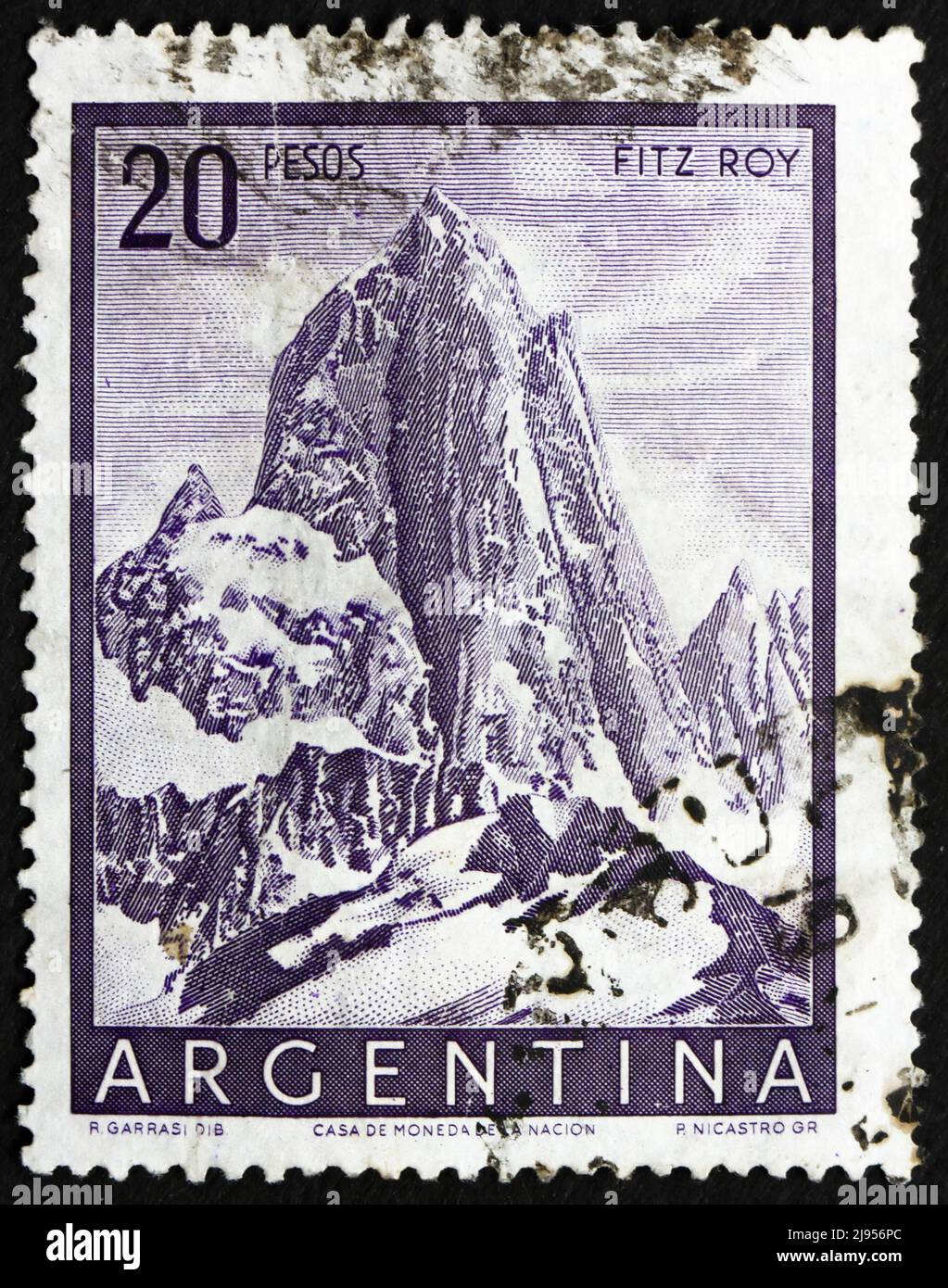 ARGENTINIEN - UM 1955: Eine in Argentinien gedruckte Briefmarke zeigt Mt. Fitz Roy, Berg in Patagonien, Argentinien, um 1955 Stockfoto