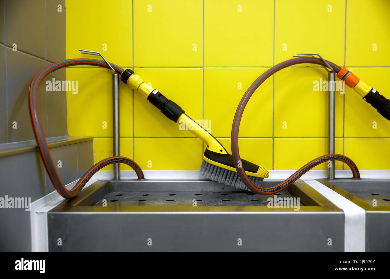 Eine Schuhwaschbürste. Waschen von Sportschuhen in der Umkleidekabine der Fußballmannschaft. Ausstattung der Sportumkleideräume im Stadion. Stockfoto
