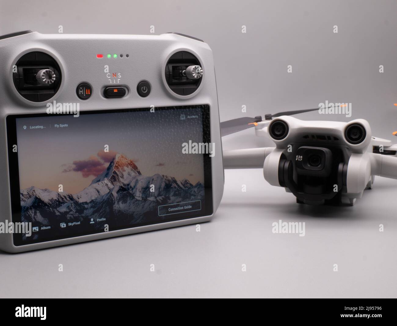 Mai 2022, UK: DJI Mini 3 Pro Drohne mit RC Pro Controller und Akkuleuchten Stockfoto