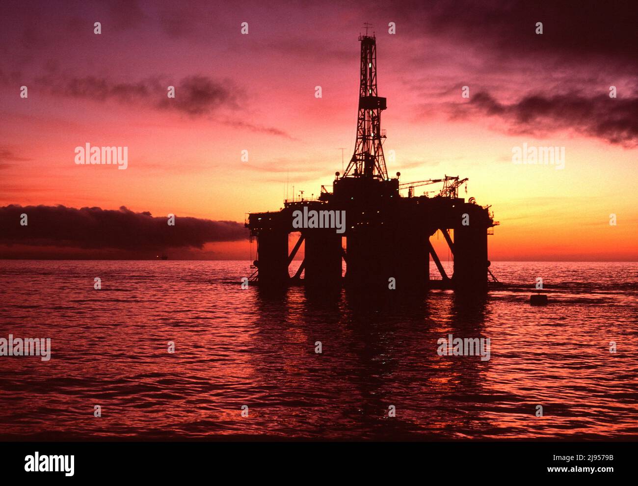 Australien. Branche. Bass Strait. Offshore-Ölplattform bei Sonnenaufgang. Stockfoto