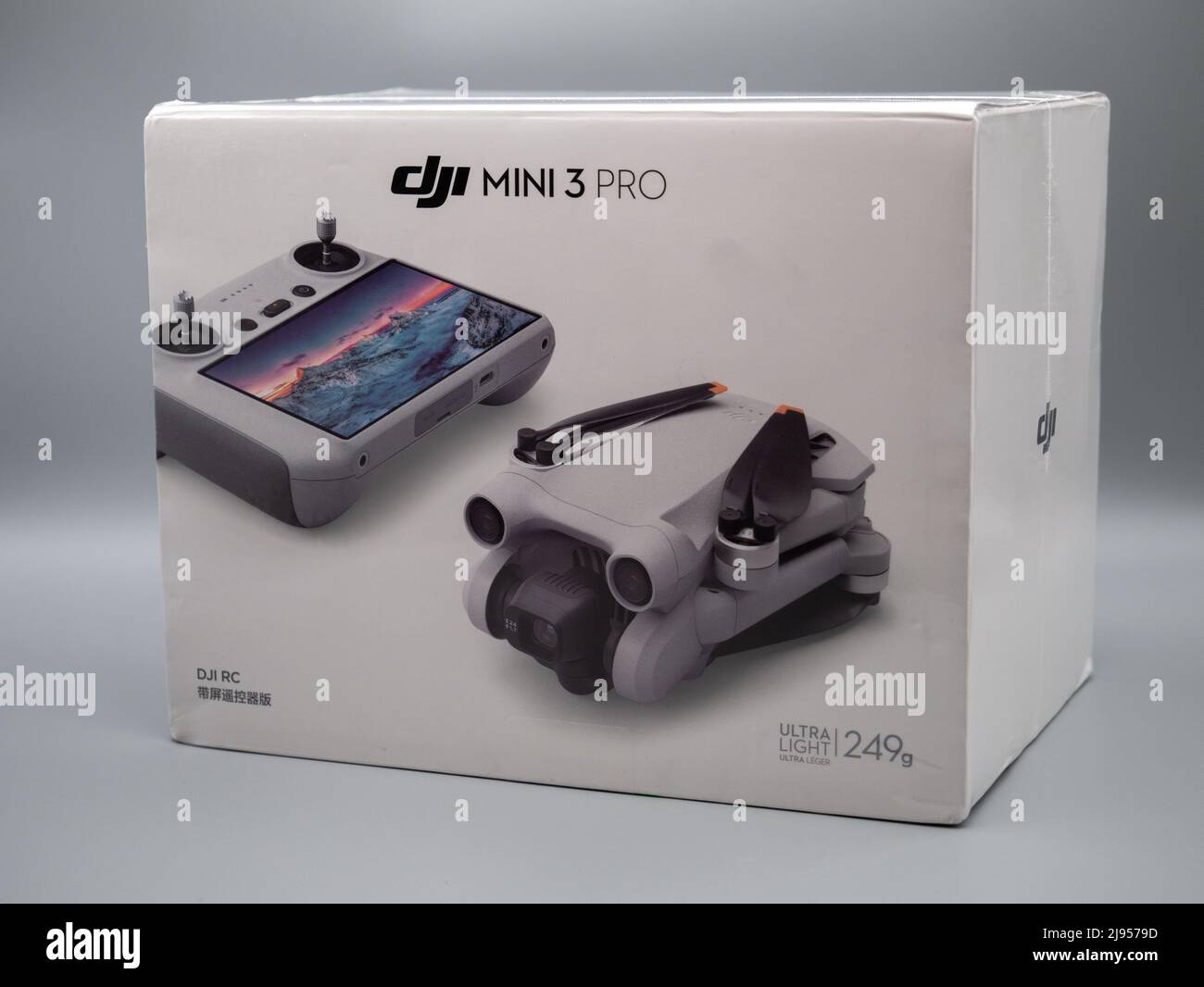 Mai 2022, UK: DJI Mini 3 Pro Drohne mit RC Pro Controller Stockfoto