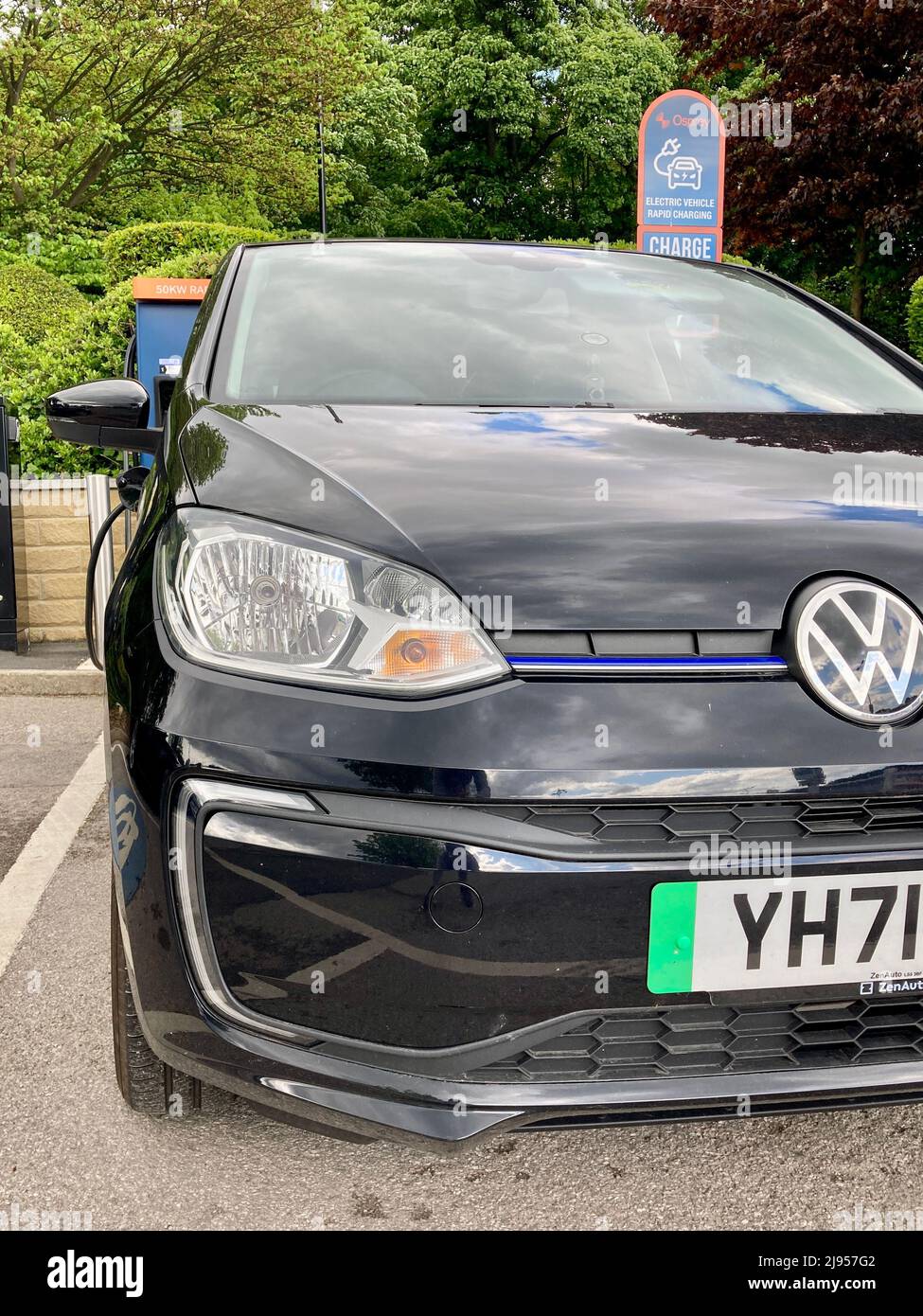 VW ID3 lädt an einer Osprey Electric Car Ladestation. 2021 vaulkswagen. Stockfoto